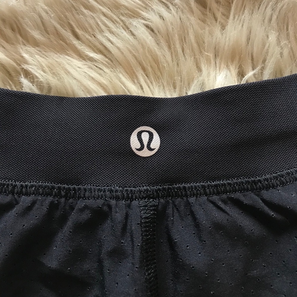 Lululemon Find Your Pace black reflective shorts 4 - Picture 5 of 9